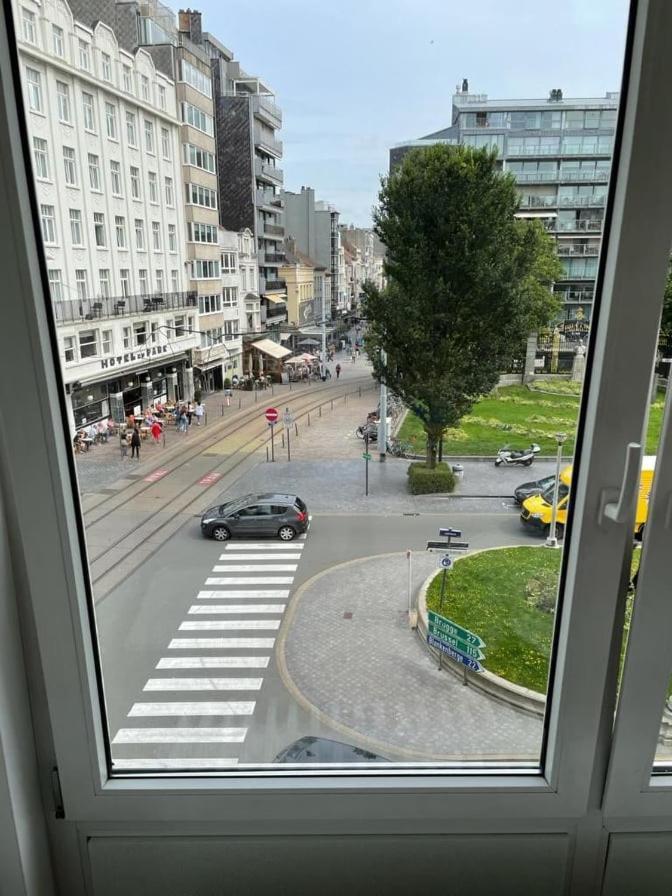 Lichtrijk En Comfortabel Hoekappartement Met Gratis Parking En Zeer Centraal Gelegen - Comme Chez Soi オステンド エクステリア 写真