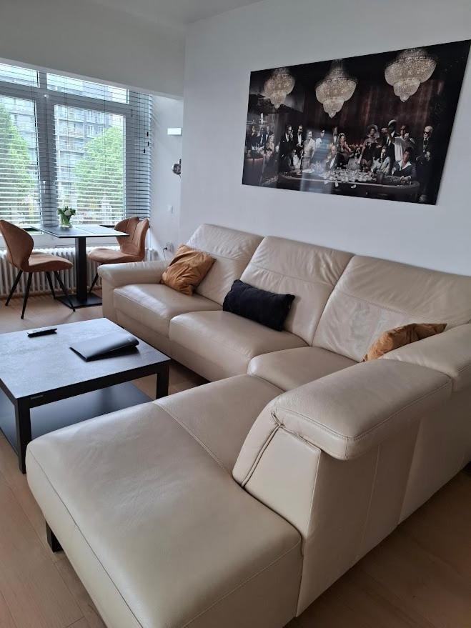 Lichtrijk En Comfortabel Hoekappartement Met Gratis Parking En Zeer Centraal Gelegen - Comme Chez Soi オステンド エクステリア 写真