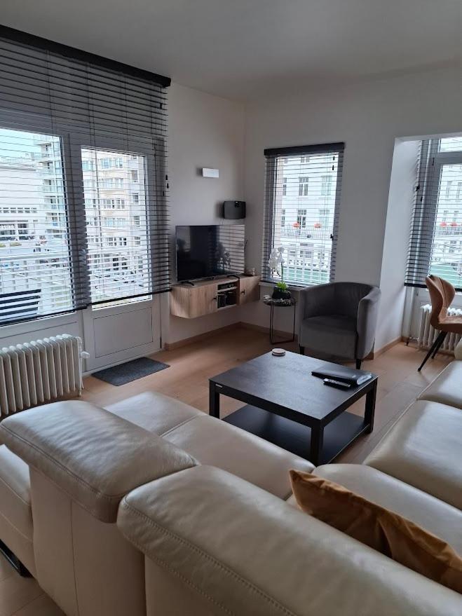 Lichtrijk En Comfortabel Hoekappartement Met Gratis Parking En Zeer Centraal Gelegen - Comme Chez Soi オステンド エクステリア 写真