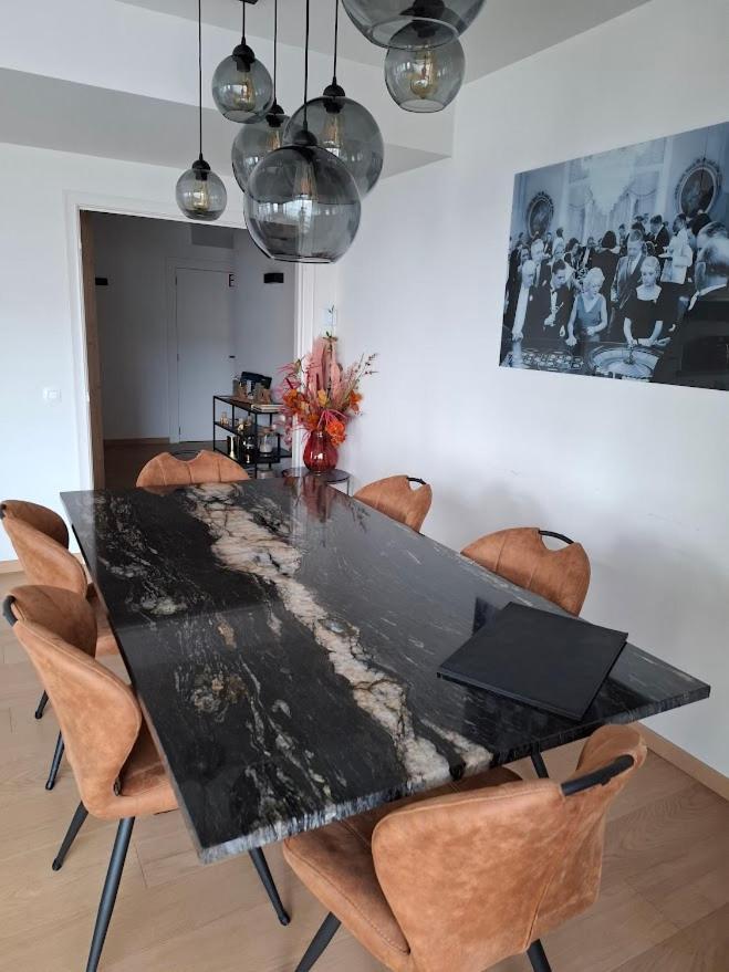 Lichtrijk En Comfortabel Hoekappartement Met Gratis Parking En Zeer Centraal Gelegen - Comme Chez Soi オステンド エクステリア 写真